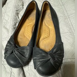 Black flat dress shoes
